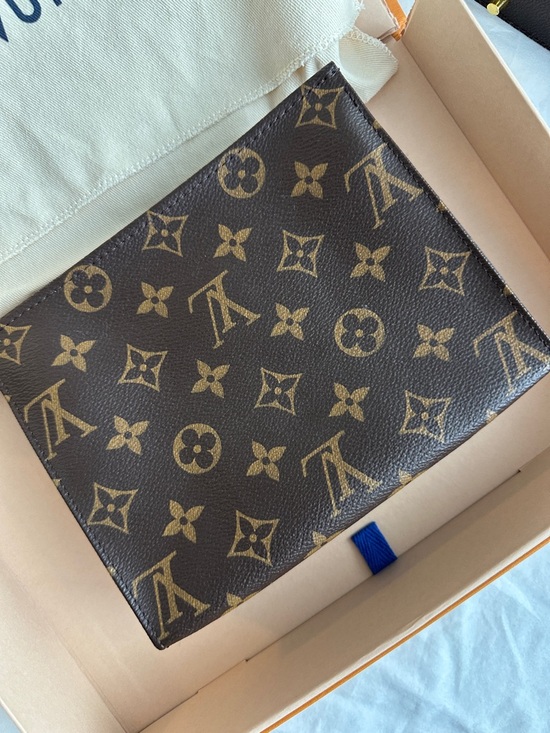 Louis Vuitton Toiletry Pouch 19 - Picture 6 of 8